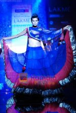 Model walks the ramp for Manish Malhotra Show at Lakme Winter fashion week day 4 on 20th Sept 2010 (9).JPG
